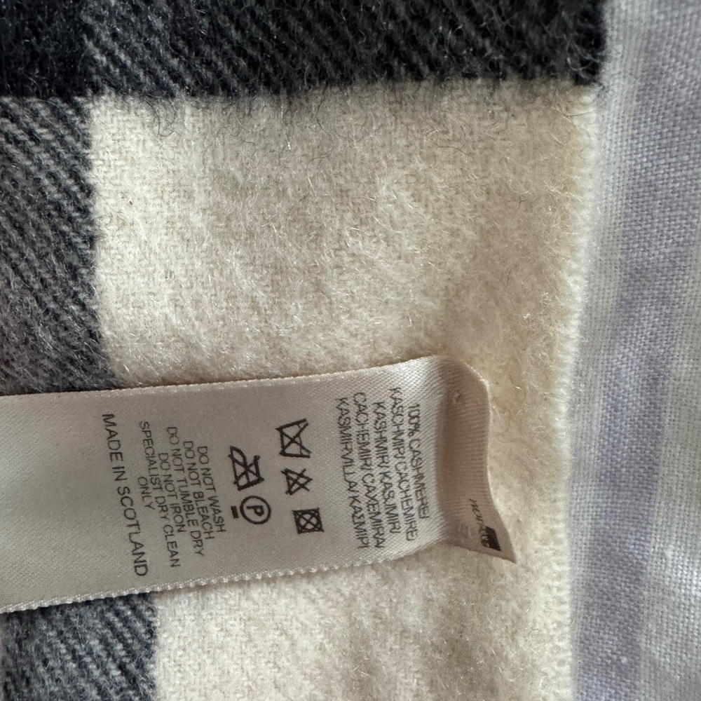 Burberry Check Cashmere Scarf - Picture 4 of 4